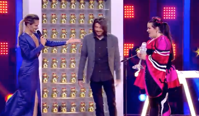 Salvador Sobral le entrega el trofeo a su sucesora: Netta