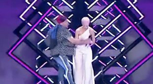 Eurovisión 2018: Un espontáneo se cuela en la actuación de SuRie (UK) y le arrebata el micrófono