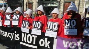'The Handmaid's Tale' inspira una campaña en Irlanda para votar en un referéndum sobre el aborto