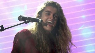 Amaia sufre una caída en el escenario del concierto de 'OT 2017' en Málaga