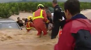 Un equipo de 'Antena 3 Noticias' colabora con los cuerpos de emergencia a salvar la vida de tres ancianos