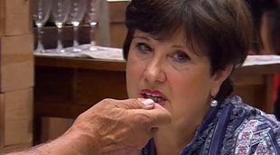 Las surrealistas técnicas de conquista de un comensal en 'First Dates': Le da de comer y le hace una foto