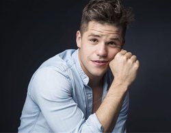 Charlie Carver ('Teen Wolf') acaba desnudo en la gala de recaudación de Broadway Cares contra el SIDA