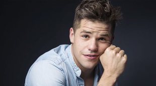 Charlie Carver ('Teen Wolf') acaba desnudo en la gala de recaudación de Broadway Cares contra el SIDA