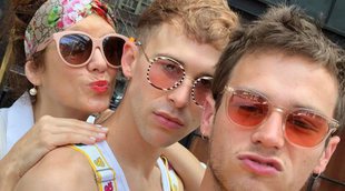 Los actores de 'Por 13 razones' celebran el Orgullo LGTB en las calles de Nueva York