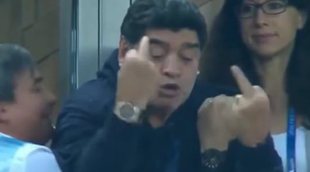Maradona la lía en el partido entre Nigeria y Argentina del Mundial y tiene que ser atendido por los médicos