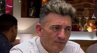 Un comensal de 'First Dates' enfada a su cita por "atender a mis seguidores" por el móvil en plena cena