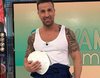 'Sálvame': Rafa Mora se desnuda en el plató para ponerse la ropa que llevará a la boda de Diego Matamoros