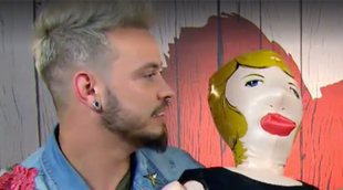 'First Dates': Aitor presenta a su inseparable muñeca hinchable y le propone un trío a Christina