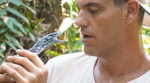 Una pitón muerde a Frank Cuesta en el tobillo mientras intenta ponerla a salvo