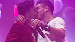 'OT 2017': Agoney y Cepeda sorprenden al público besándose en la boca en el concierto de Gijón