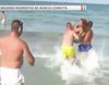 Tiran al mar a una reportera de 'Murcia Conecta' en contra de su voluntad durante una conexión en directo