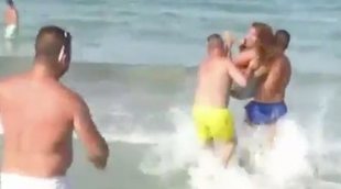 Tiran al mar a una reportera de 'Murcia Conecta' en contra de su voluntad durante una conexión en directo
