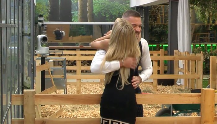 ¡Momentazo televisivo! Se produce el reencuentro entre Oriana y Tony.