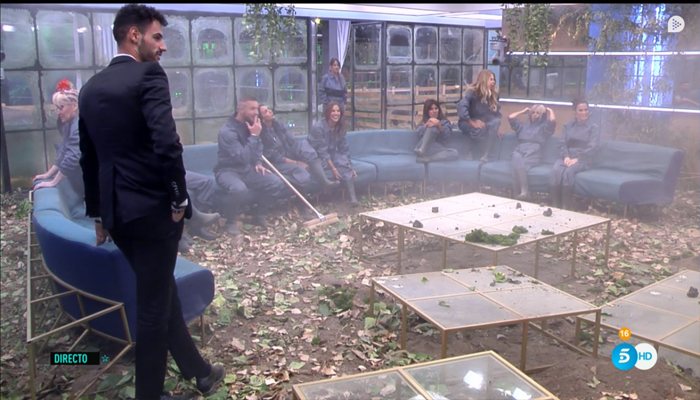 ¡Qué desastre! Los concursantes están asistiendo a los imperfectos de la casa. Las bombillas explotan, el techo se cae...