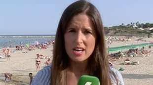 Un hombre besa a una reportera del programa 'Más vale tarde' durante una conexión en directo