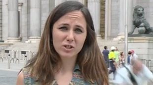 'Al rojo vivo': Un hombre se cae en pleno directo desde el Congreso y María Llapart permanece impasible