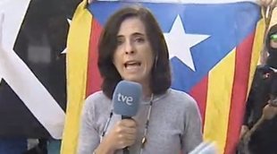 Un grupo de independentistas boicotean en Girona a Judith Huerta, reportera de TVE, durante una conexión