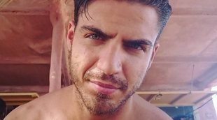 Maxi Iglesias protagoniza un provocador desnudo integral en una playa paradisíaca