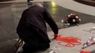 Un artista pinta la tumba de Franco en el Valle de los Caídos al grito de "por la libertad"