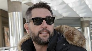 Dani Mateo es increpado por manifestantes con banderas a la salida del juzgado: "¡Tienes que irte de España!"