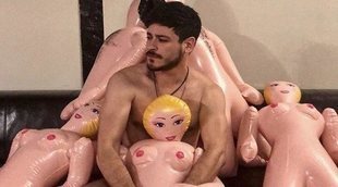 Cepeda se rodea de muñecas y muñecos hinchables para imitar el videoclip de Ricky Merino