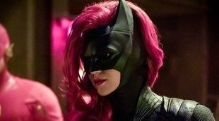 "Elseworlds", el crossover superheroico de The CW, tiene un gran estreno pese al auge del fútbol americano