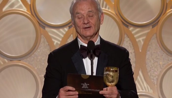 Bill Murray ha salido a dar un premio con su copa en la mano. Que no se diga que dejan de beber en la gala