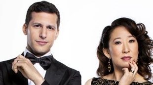 Andy Samberg y Sandra Oh, presentadores de los Globos de Oro 2019, muestran el renovado galardón