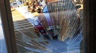 Detenido un hombre por estrellar su coche contra la puerta principal del edificio de TV3