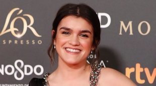 Goya 2019: Amaia Romero reivindica el empoderamiento femenino y conoce a Almodóvar en la alfombra roja