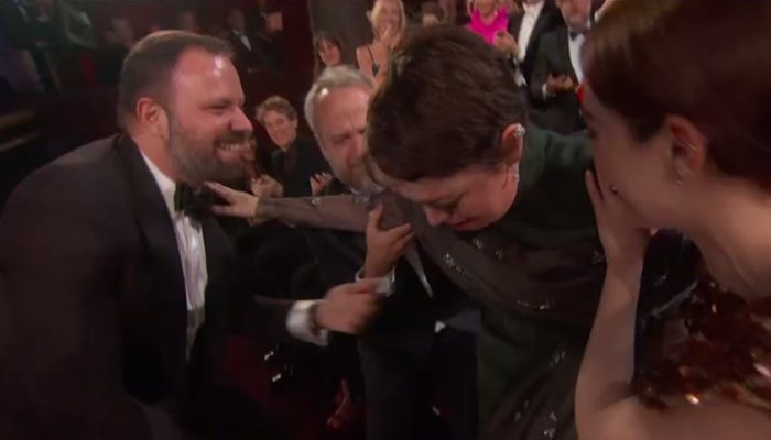 No se puede querer más a Emma Stone. ¡Qué momentazo al verla emocionada por el Oscar a Olivia Colman!