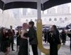 'The Umbrella Academy': Netflix despliega un enorme paraguas negro para celebrar la boda de dos fans
