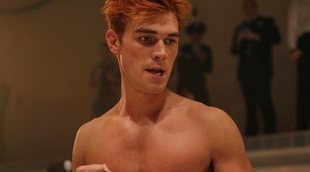 Así es la sesión de fotos más caliente de K.J. Apa, Archie en 'Riverdale'