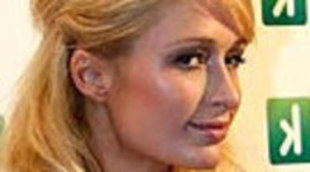 Un reportero de Cuatro "espanta" a Paris Hilton con un condón