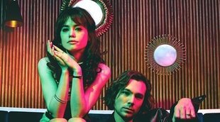 Crítica de '45 revoluciones': Una juvenil y musical mirada a los 60 que no revolucionará la ficción española