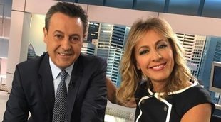 El inesperado y divertido beso entre José Ribagorda y Ángeles Blanco en 'Informativos Telecinco'