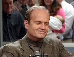 Kelsey Grammer aviva la esperanza de un regreso de 'Frasier' al pasear con un supuesto guion de la serie