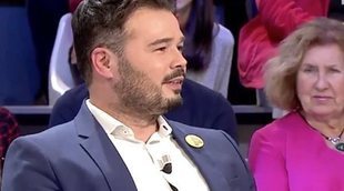Teodoro García Egea (PP) le entrega una bandera de España a Gabriel Rufián en el debate a 7 de 'laSexta Noche'