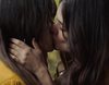 Vanesa Martín sorprende con un apasionado beso con Adriana Ugarte en el videoclip de "De tus ojos"