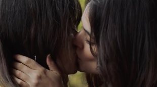 Vanesa Martín sorprende con un apasionado beso con Adriana Ugarte en el videoclip de "De tus ojos"