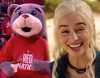 La mascota de los Rockets se arrodilla ante Emilia Clarke y bromea con el famoso café de 'Juego de Tronos'