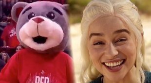 La mascota de los Rockets se arrodilla ante Emilia Clarke y bromea con el famoso café de 'Juego de Tronos'