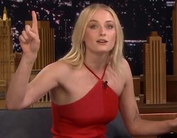 'Juego de Tronos': Sophie Turner apunta a Emilia Clarke como culpable del error del vaso en el episodio 8x04