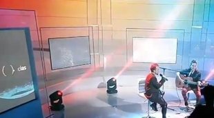 'La 2 noticias' tiñe su plató con la bandera LGTBI en honor a los 50 años de los disturbios de Stonewall