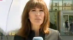 Lara Siscar, a punto de ser golpeada por una sombrilla durante una conexión para Canal 24 Horas