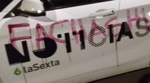 Pintan un coche de laSexta durante las protestas en Barcelona: "Fachas, hijos de puta"