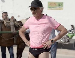 'Volando voy': Calleja se queda en calzoncillos para animar a los vecinos de Gorafe a posar desnudos