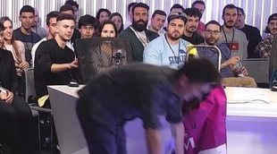 Un espectador "borracho" se estrella contra el suelo en 'La vida moderna': "¿Esto es una performance?"