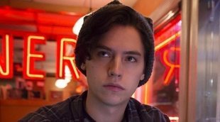 Cole Sprouse ('Riverdale'): "Algo grave ha tenido que pasar si Jughead se quita el gorro"